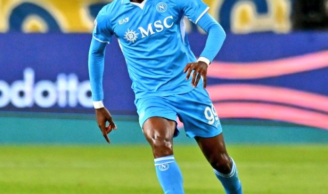 记者：安古伊萨和那不勒斯续约到2027年，他不会离队