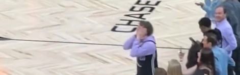 贴脸开大？波杰姆斯基对克拉克做库里“晚安”庆祝手势